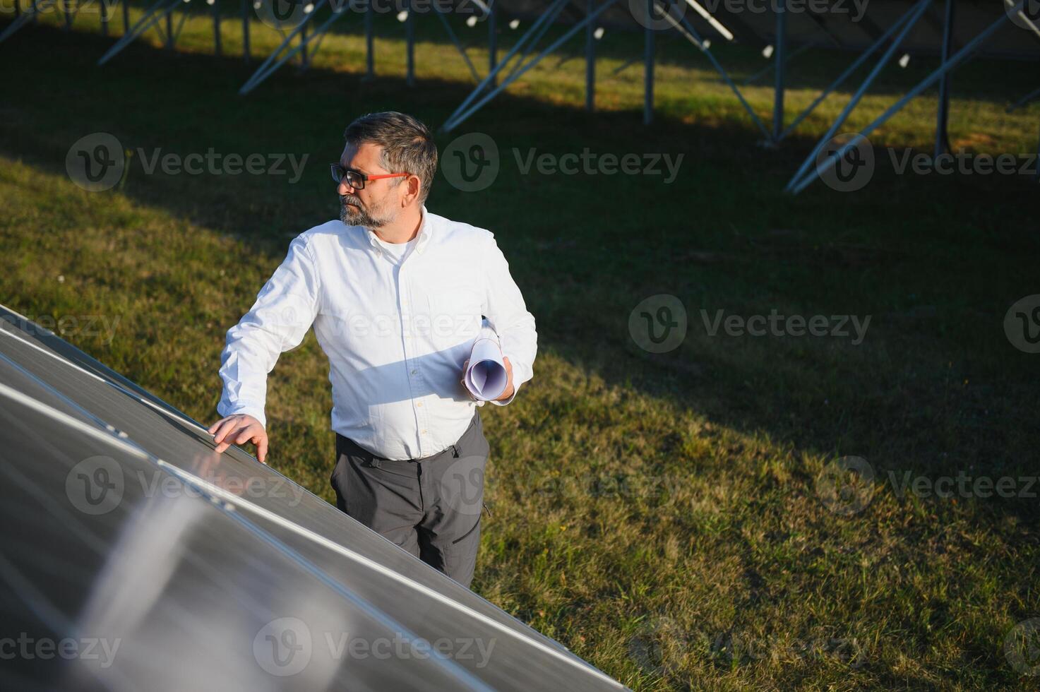 anziano ingegnere Lavorando su solare pannello azienda agricola. il concetto di verde energia foto