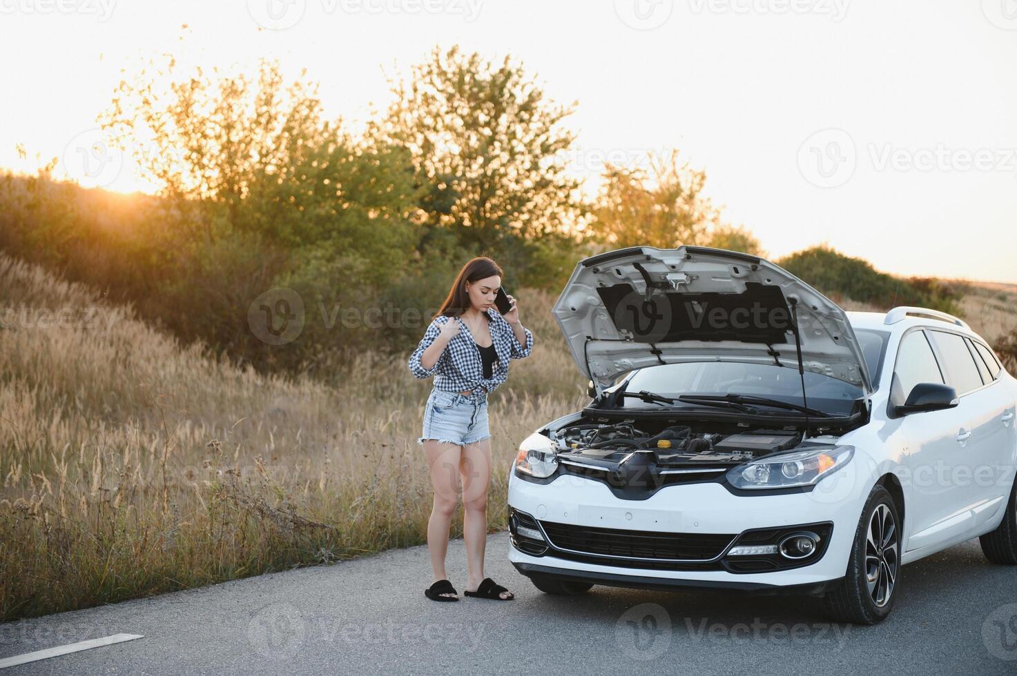 bellissimo sexy donna vicino un' rotto macchina. confuso donna fa non conoscere che cosa per fare foto
