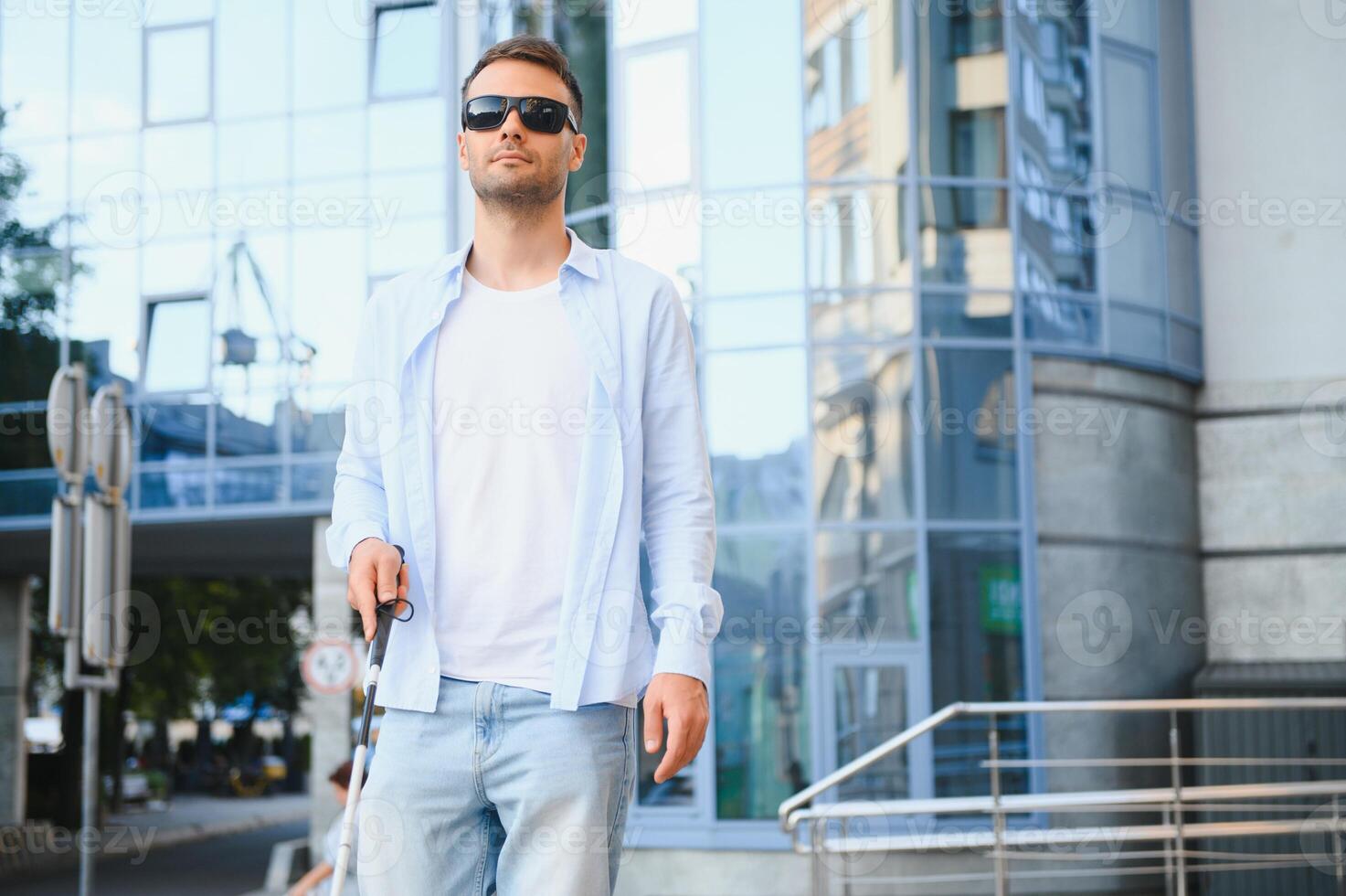 cieco uomo. visivamente alterata uomo con a piedi bastone, foto