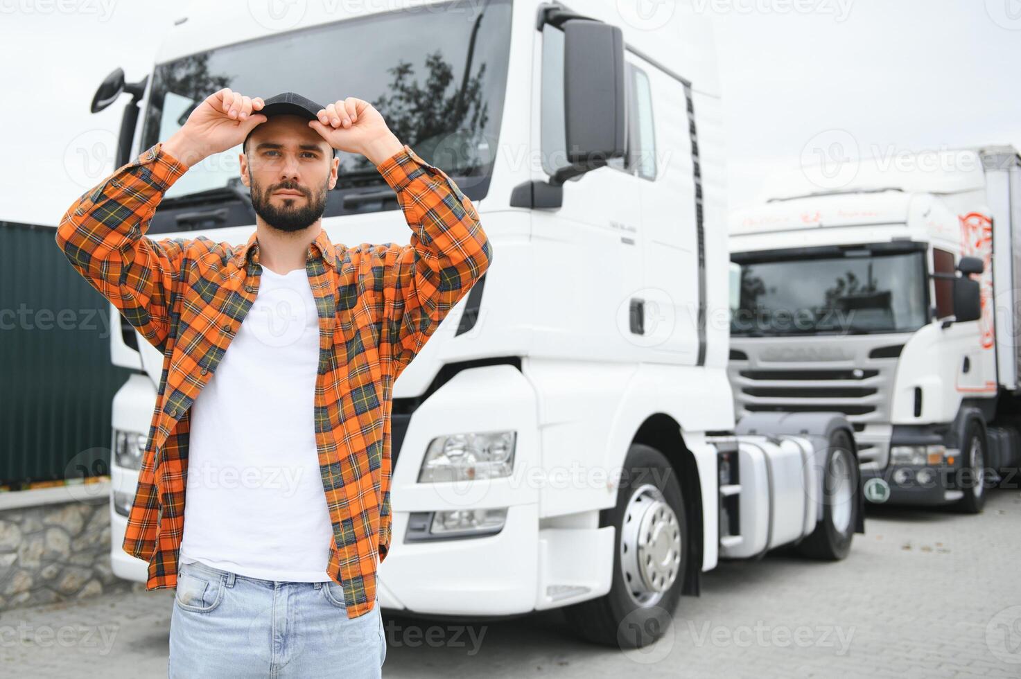 autista vicino grande camion su parcheggio lotto foto