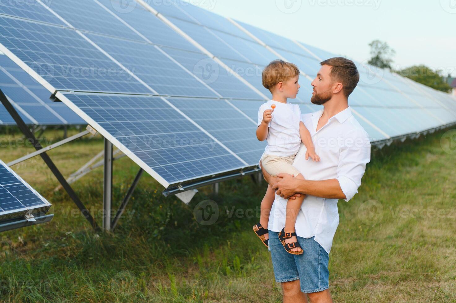 padre e il suo poco figlio vicino solare pannelli. foto