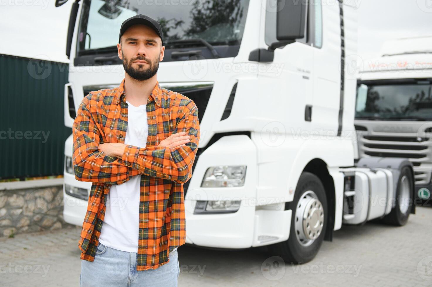 ritratto di giovane barbuto camionista in piedi di il suo camion veicolo. mezzi di trasporto servizio. camion autista lavoro foto