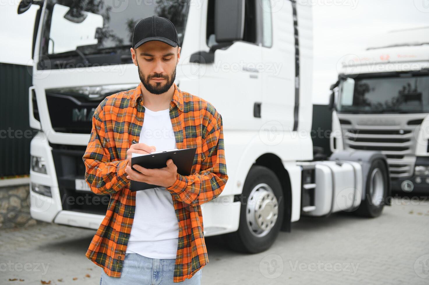 autista vicino grande camion su parcheggio lotto foto