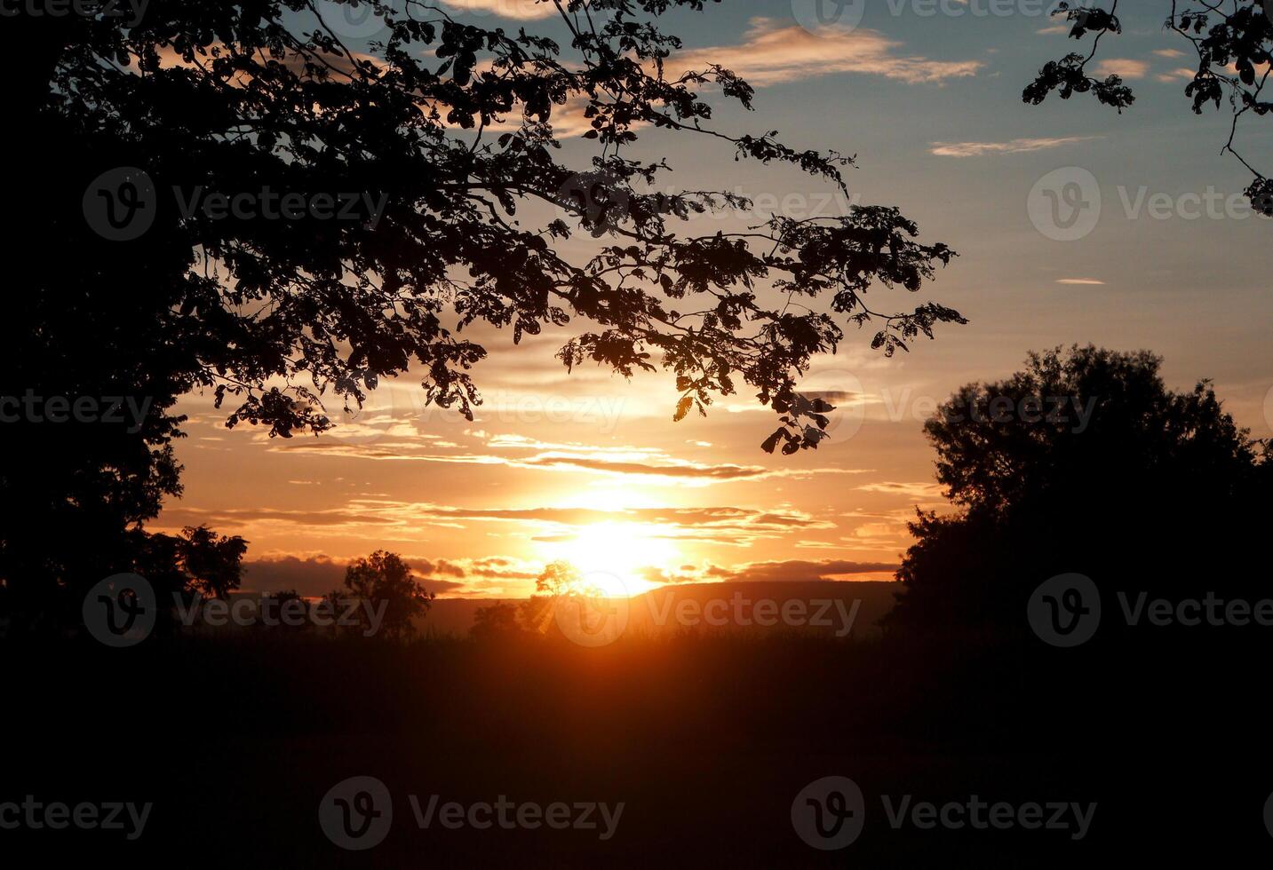 spettacolare tramonto Sopra, arancia sole crescente su al di sopra di il orizzonte foto