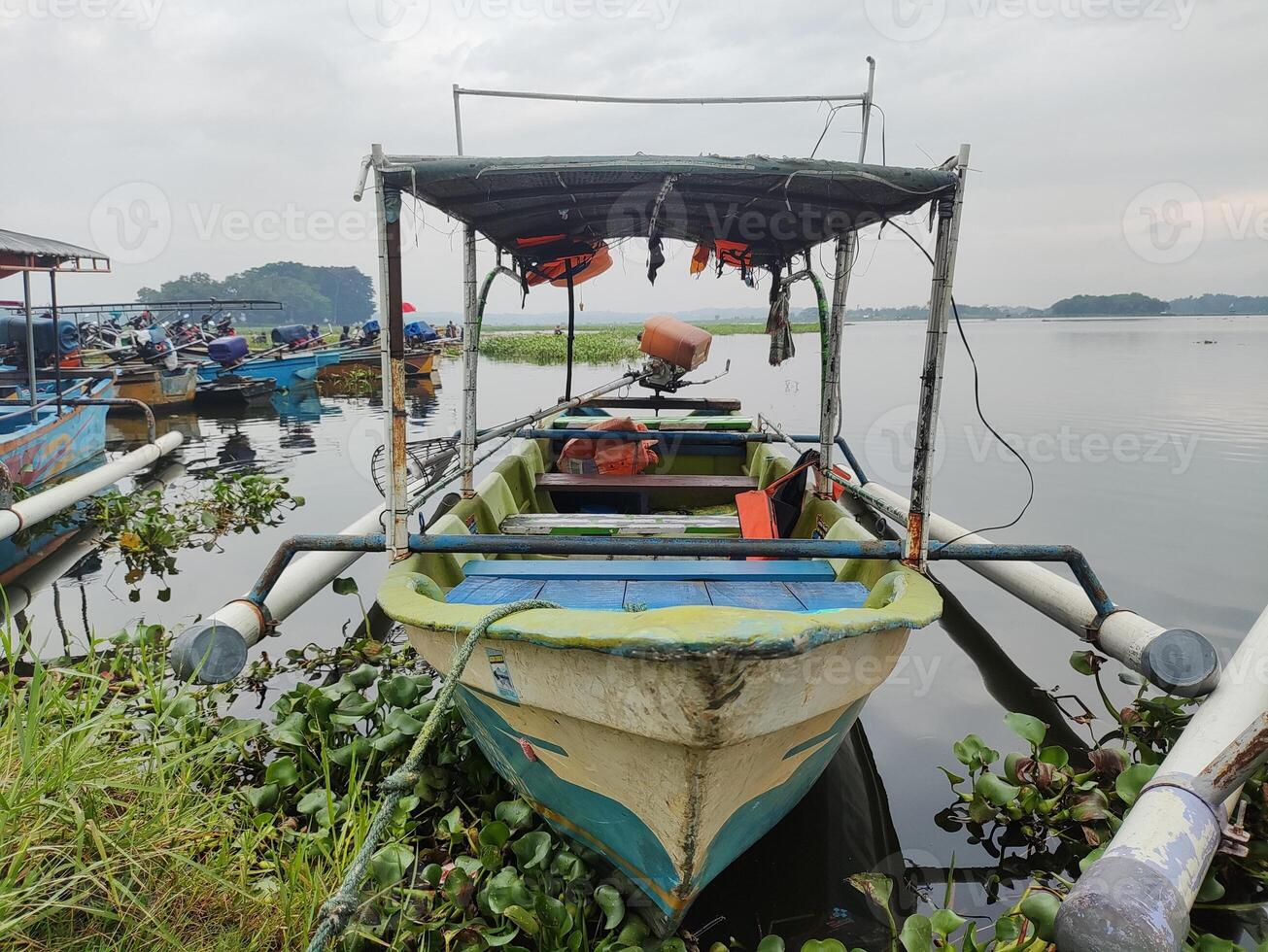 turista barca ancoraggio a cengklik serbatoio nel suracarta, Indonesia foto