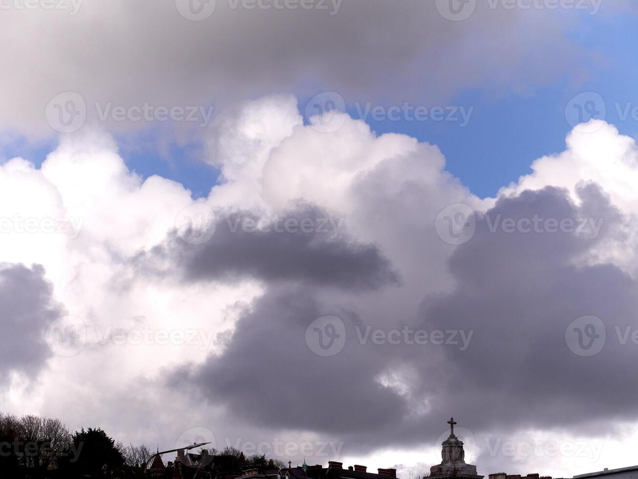 bianca soffice cumulo nuvole nel il estate cielo, naturale nuvole sfondo foto