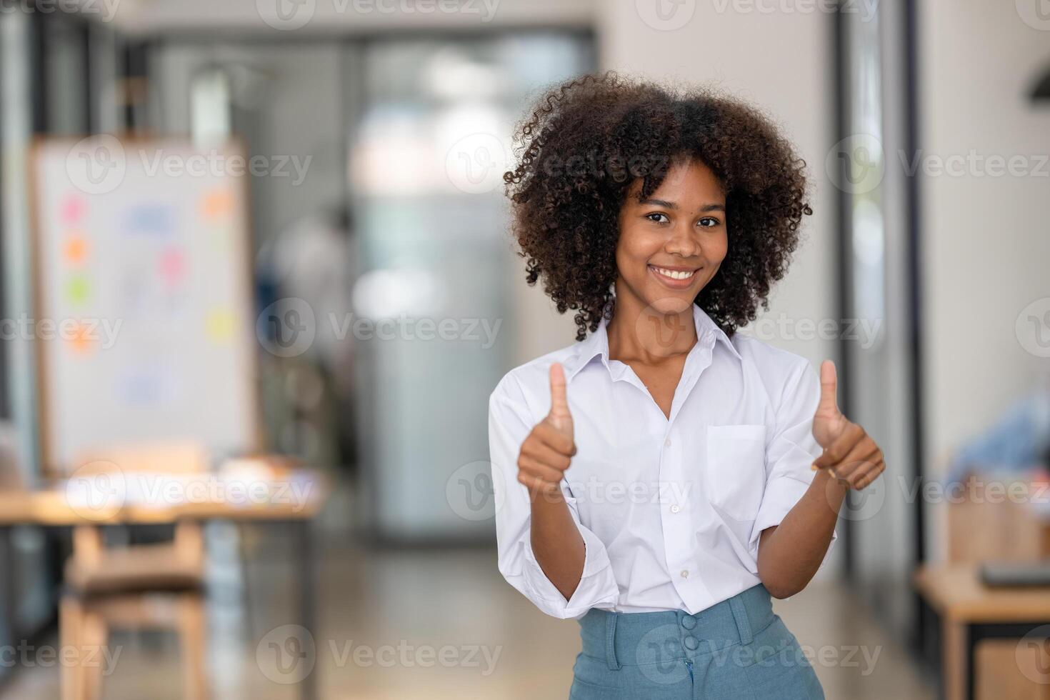 sorridente attività commerciale donna mostrando dita pollice su di Due mani, tutti e due pollici su mostrando apprezzamento foto