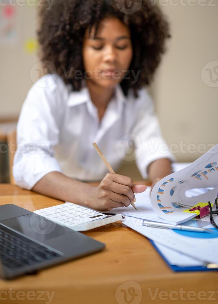 attività commerciale donna investimento analizzando azienda annuale finanziario rapporto equilibrio foglio dichiarazione Lavorando con documenti grafici. foto