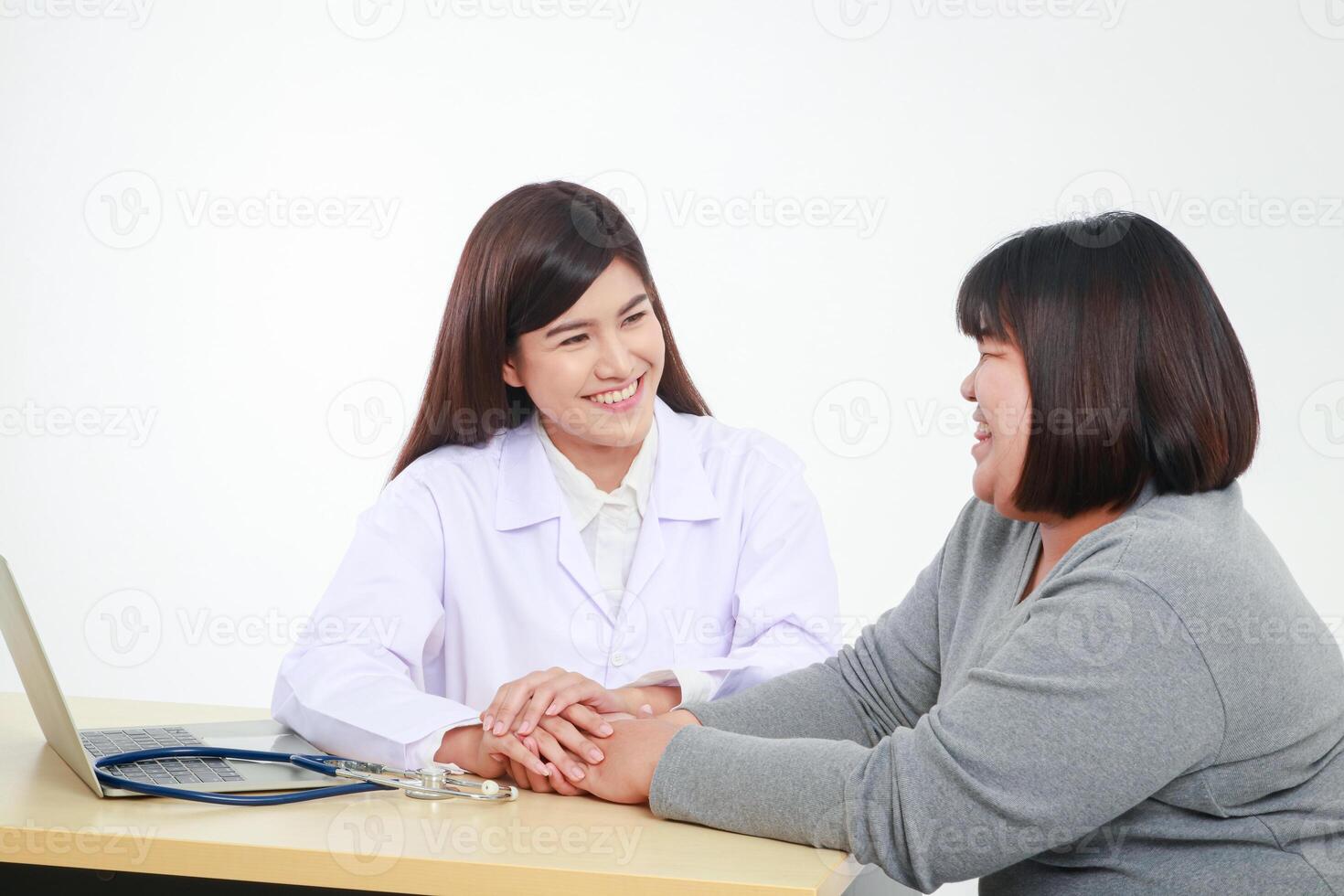 asiatico bellissimo donna medico Consulenza per obeso pazienti nel Saluti per salutare Salute cura. peso perdita concetto. medico Servizi foto