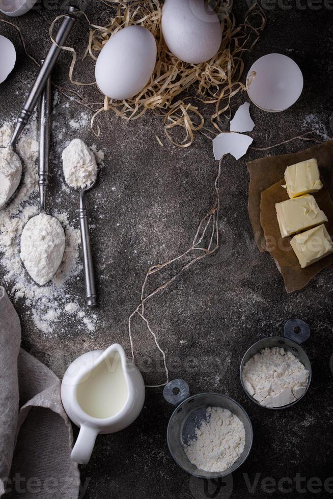 Grano Farina su scuro. cottura al forno sfondo foto