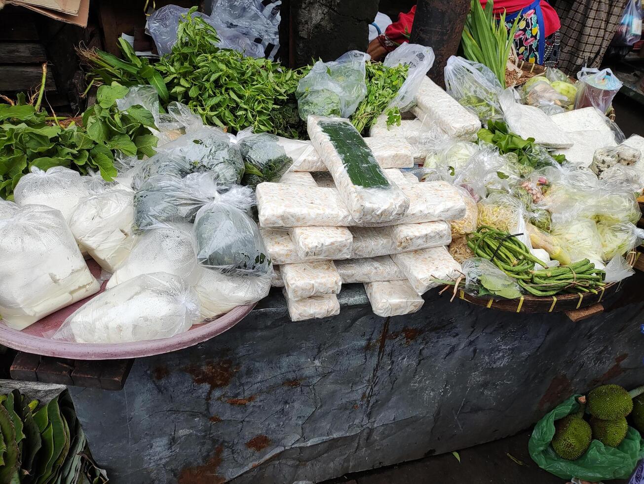 Visualizza di attività a tradizionale mercato nel suracarta, Indonesia foto