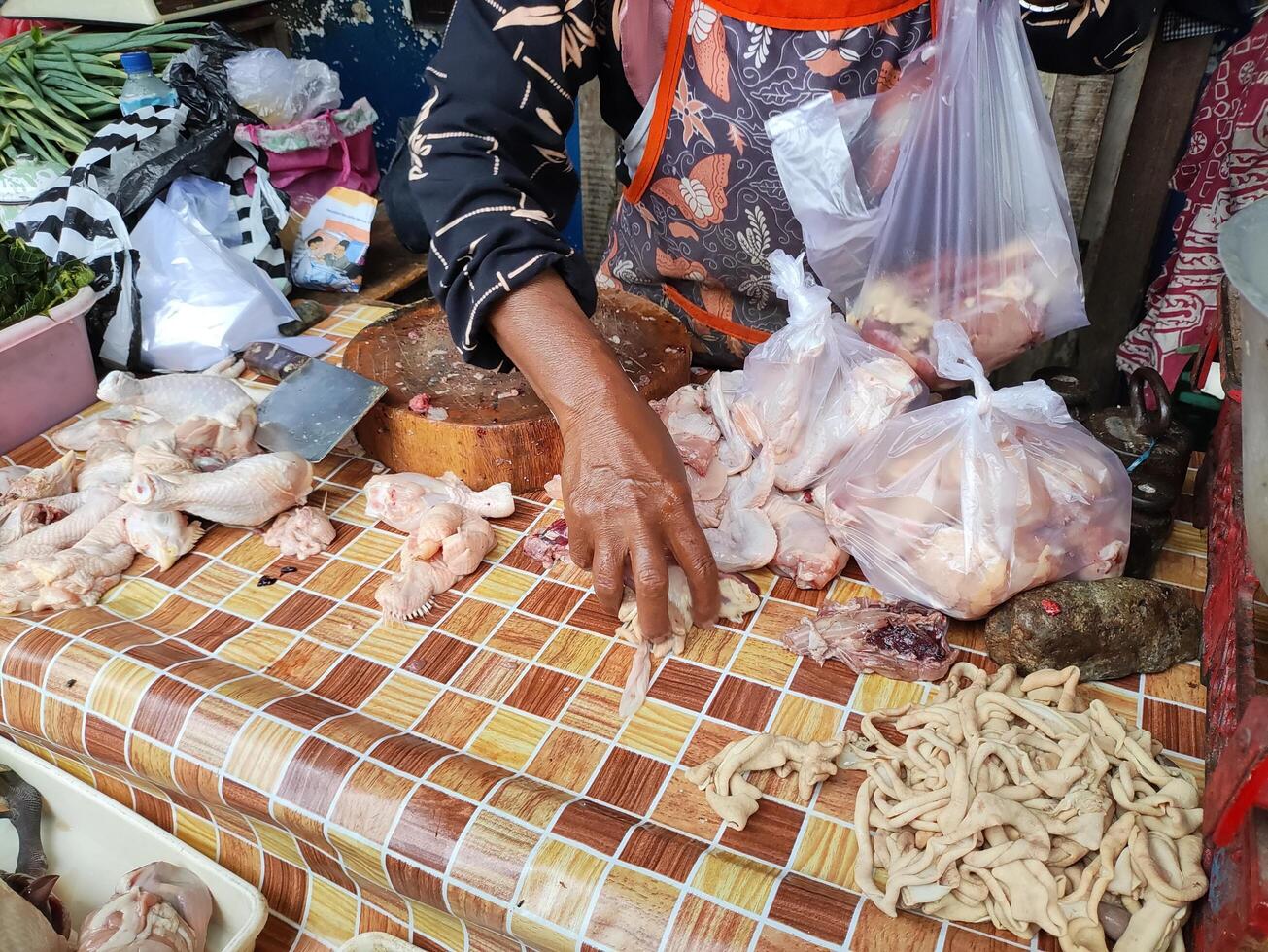 quotidiano attività visto a un' tradizionale mercato nel suracarta, Indonesia foto