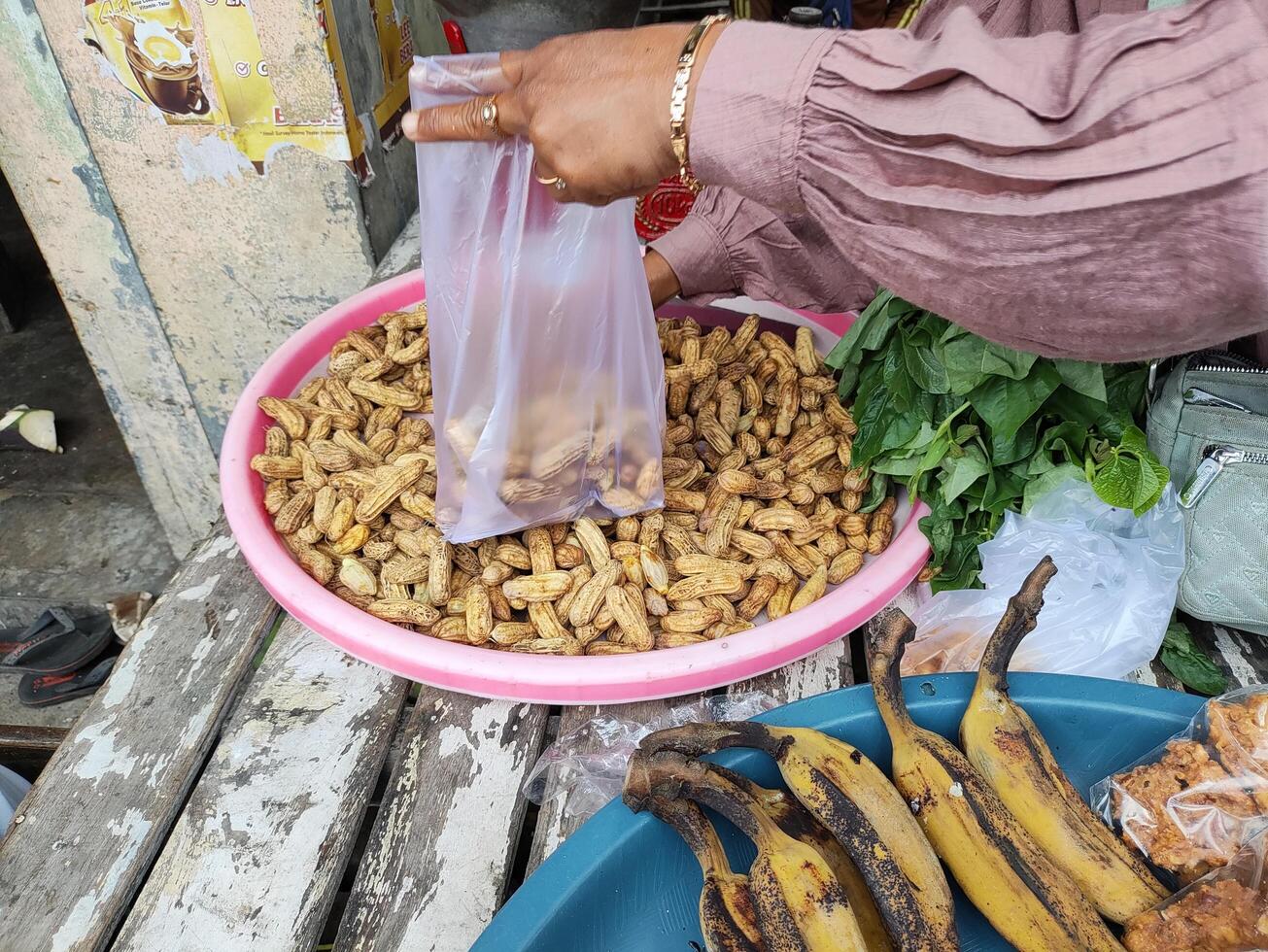 quotidiano attività visto a un' tradizionale mercato nel suracarta, Indonesia foto