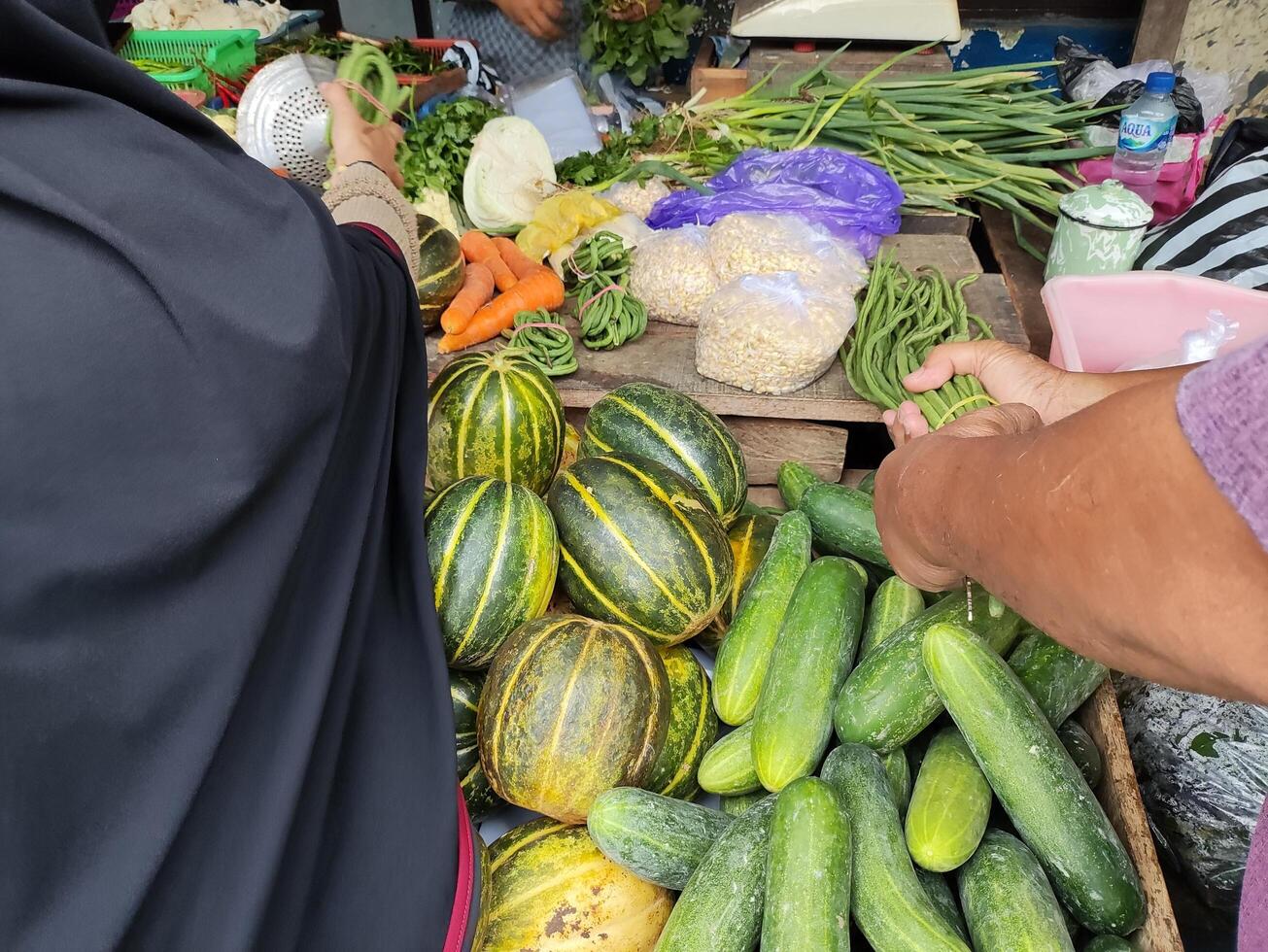 Visualizza di attività a tradizionale mercato nel suracarta, Indonesia foto