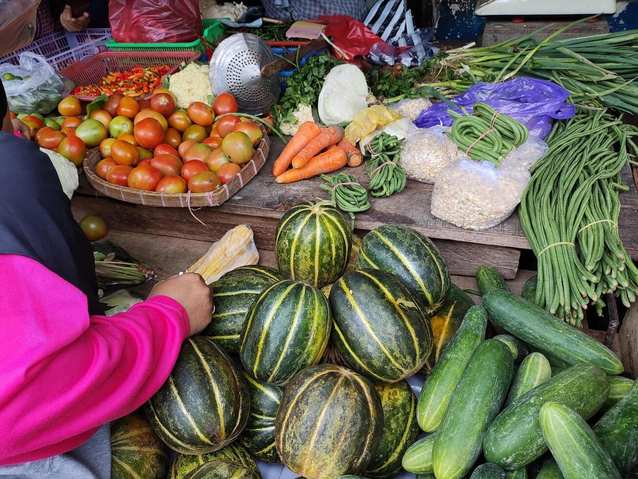 Visualizza di attività a tradizionale mercato nel suracarta, Indonesia foto