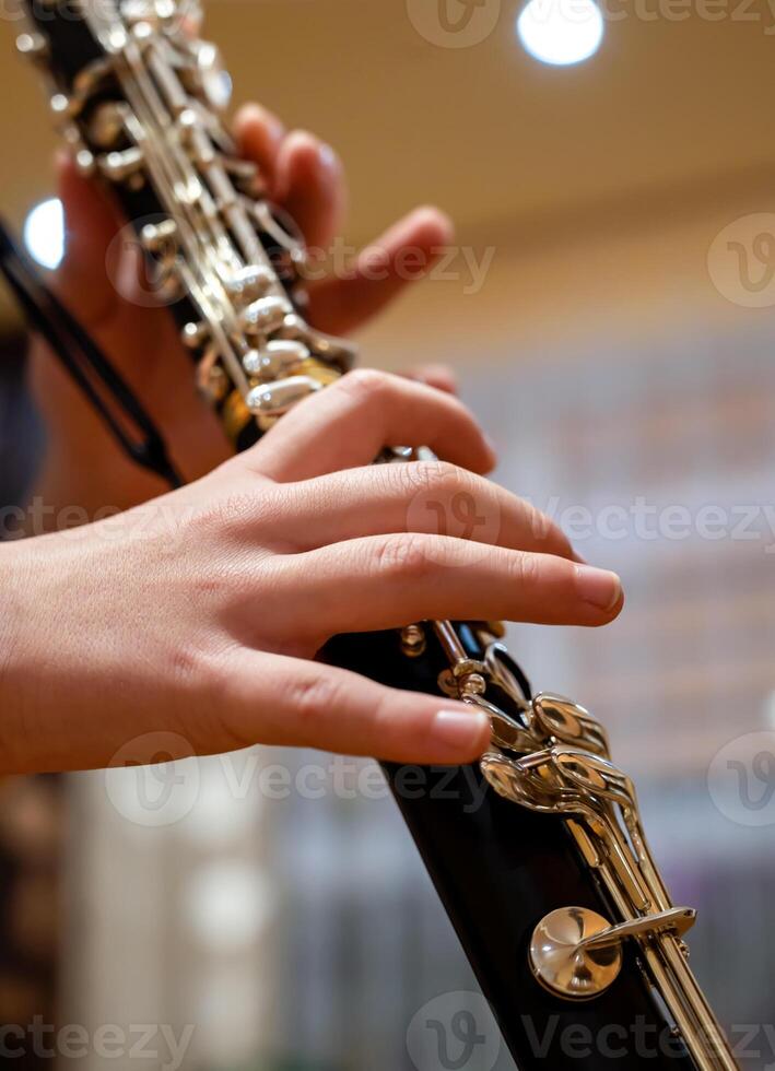 vicino su di figli di mani giocando il clarinetto nel un' musica studio foto