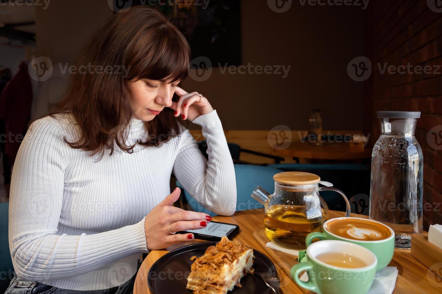 giovane donna con un' smartphone nel un' bar. caffè e tè. foto