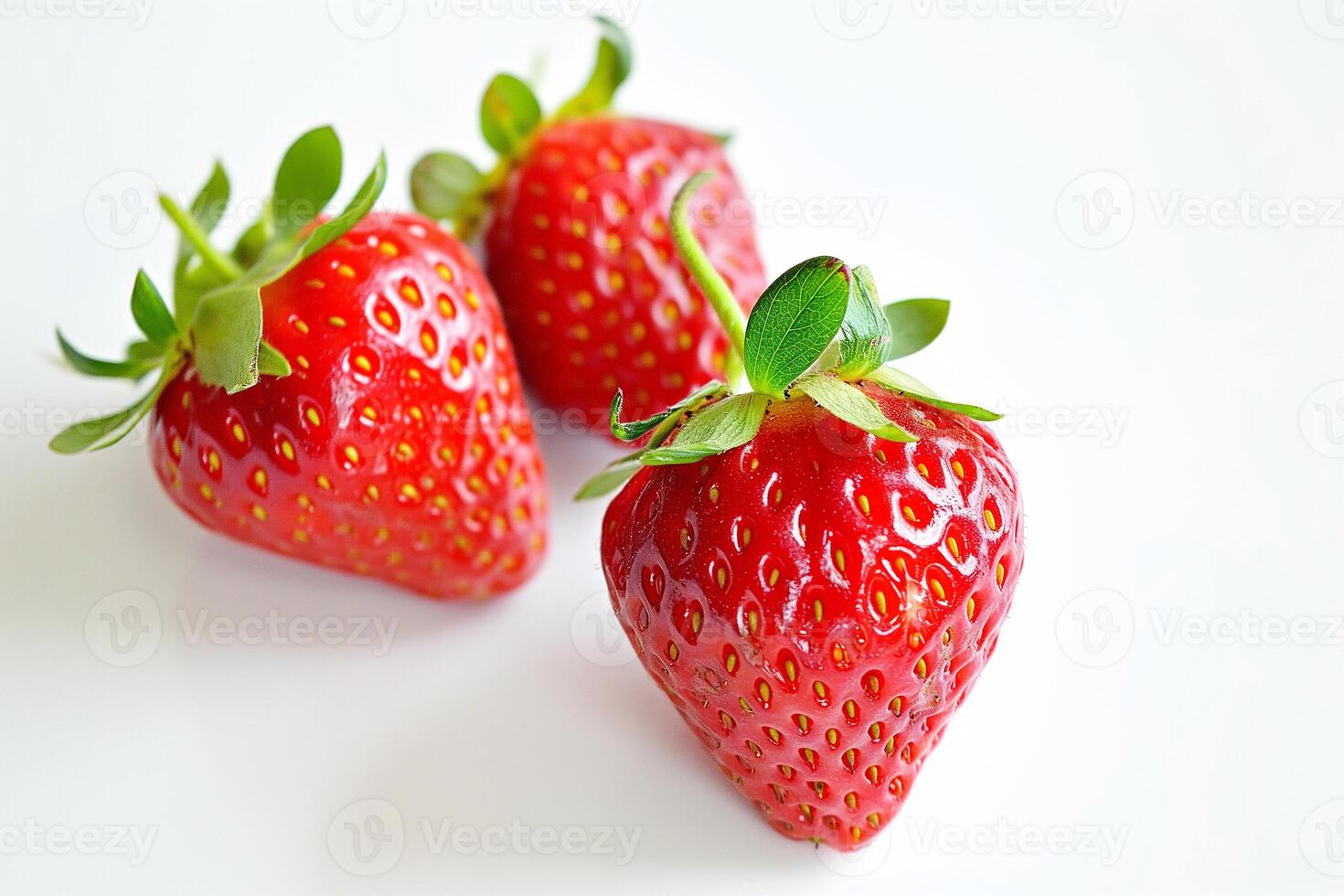 succoso maturo fragola su un' bianca sfondo foto