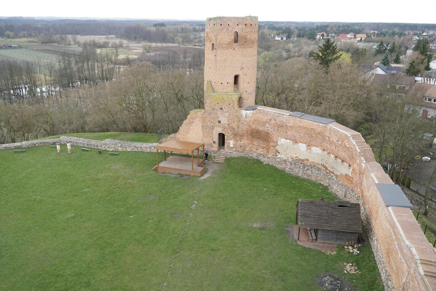 czersk, Polonia - marzo 24, 2024 - castello di masovia duchi - Torre, difensiva parete e cortile foto