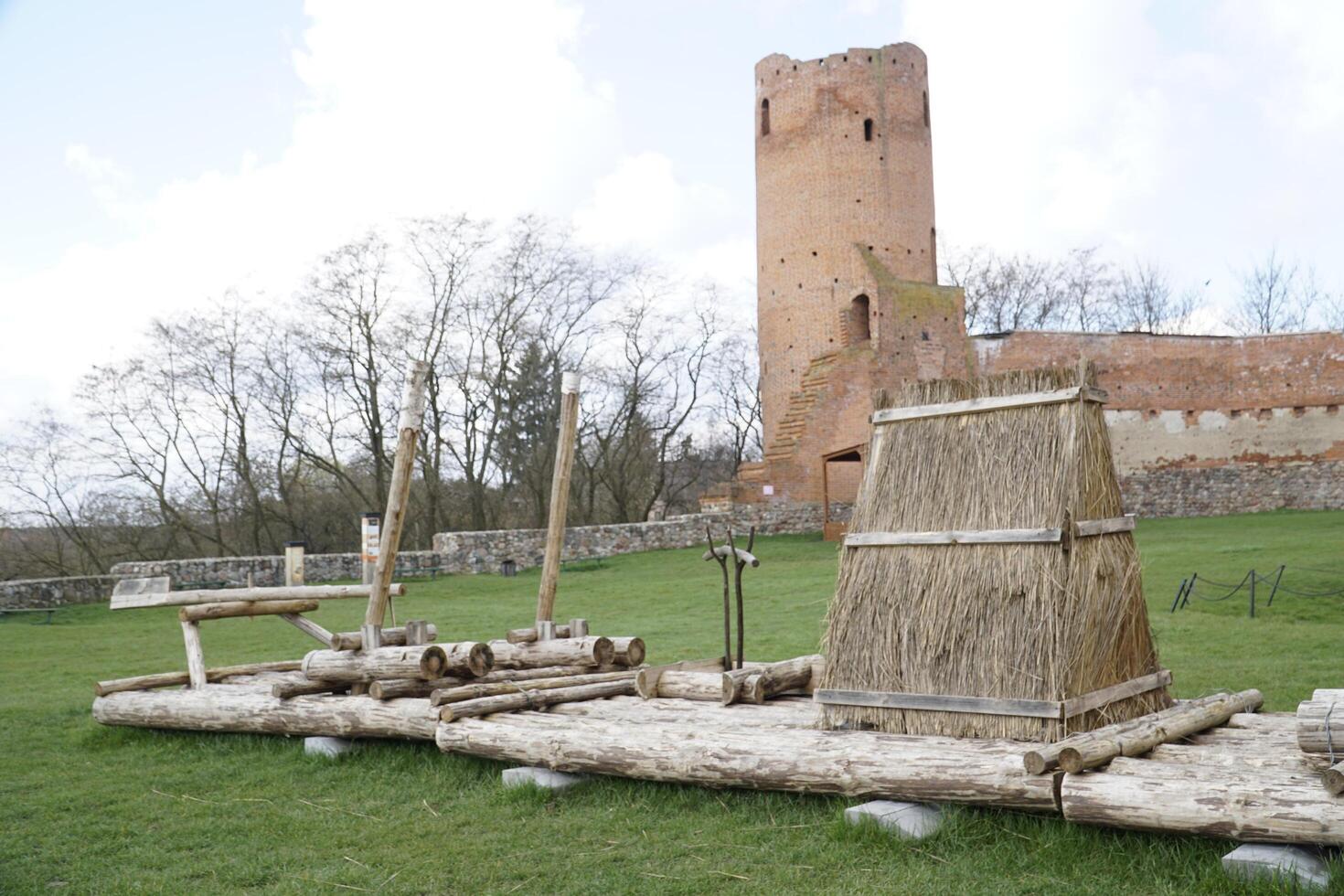 czersk, Polonia - marzo 24, 2024 - di legno zattera su cortile a masovia duchi castello foto