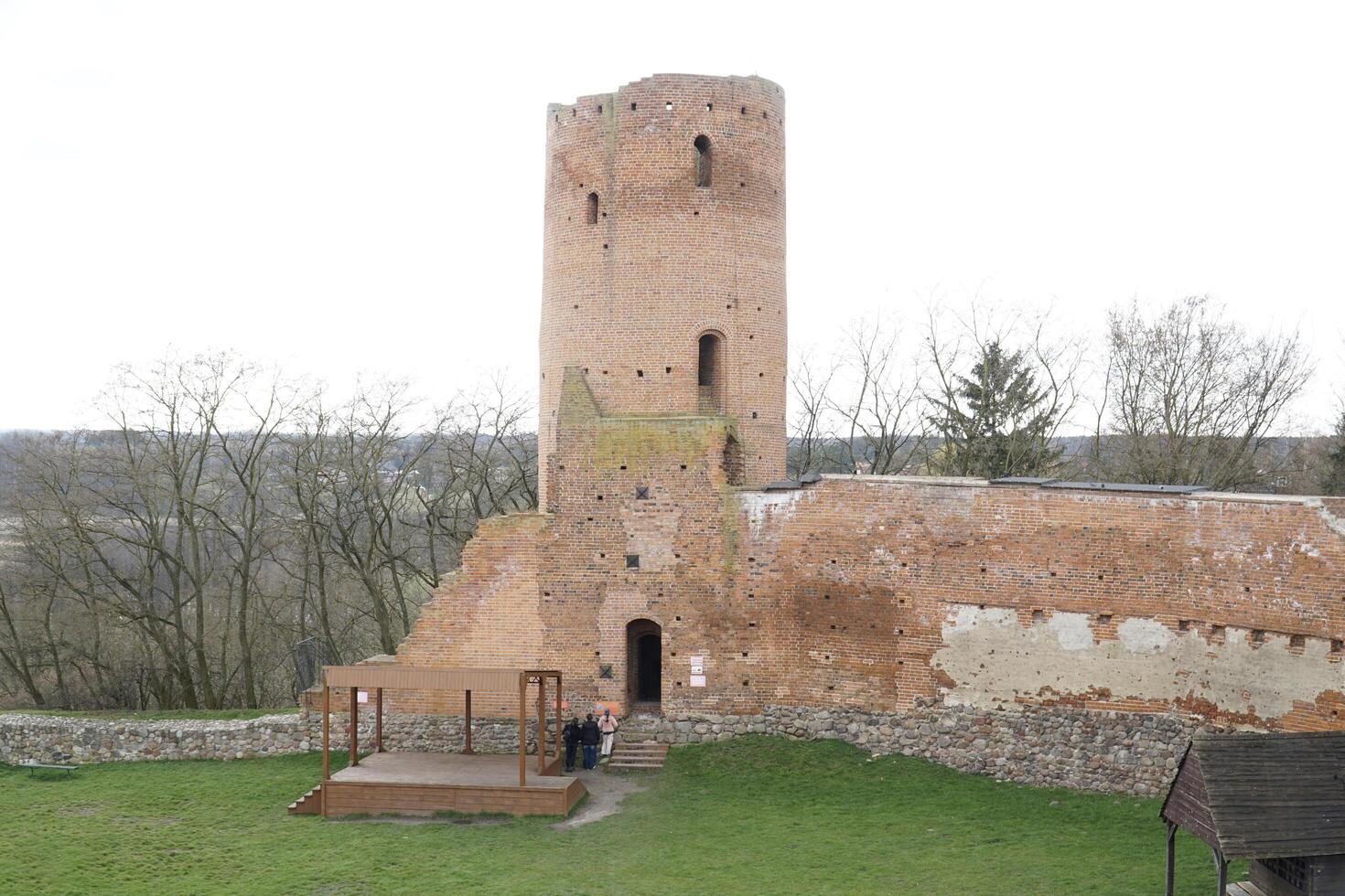 czersk, Polonia - marzo 24, 2024 - castello di masovia duchi - Torre, difensiva parete e cortile foto
