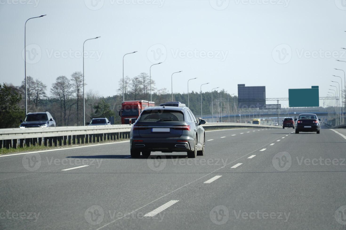 macchine guidare su un' autostrada foto