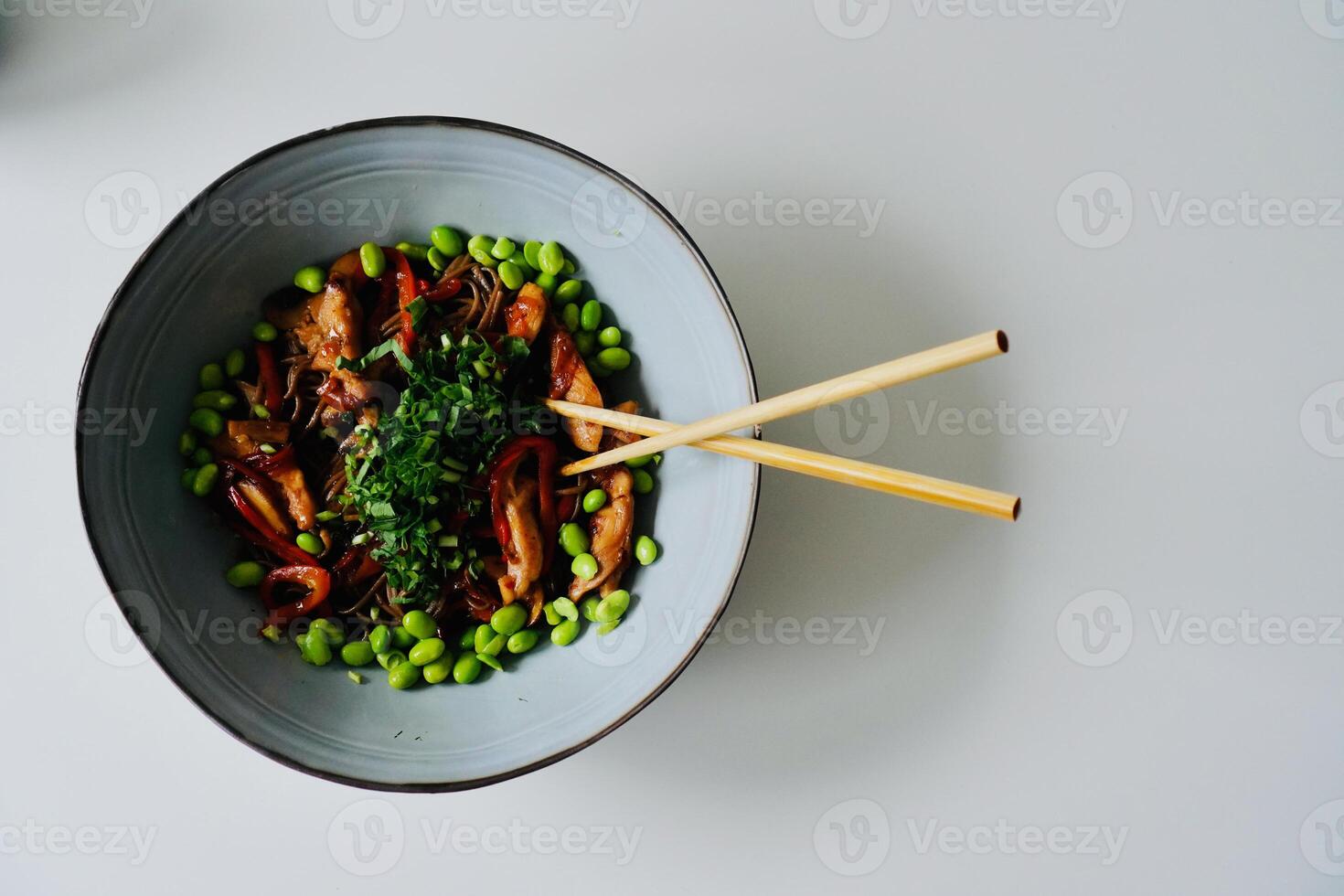 agitare fritte soba tagliatelle con verdure e fagioli di soia foto