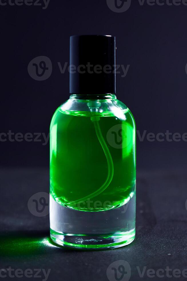 trasparente buio verde bottiglia profumo isolato nero sfondo per finto su design foto