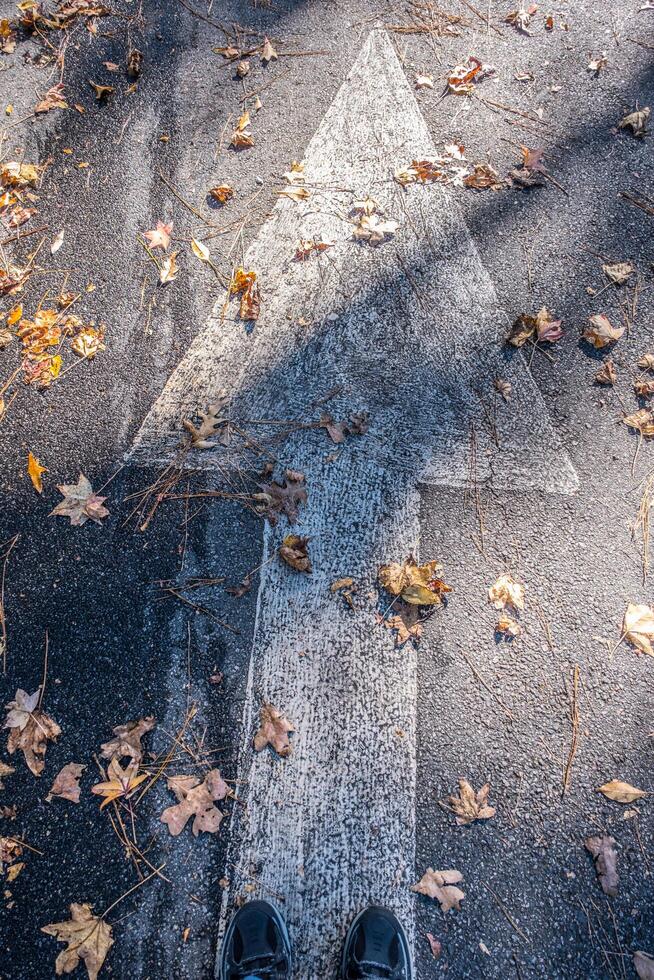 in piedi su un' strada freccia foto