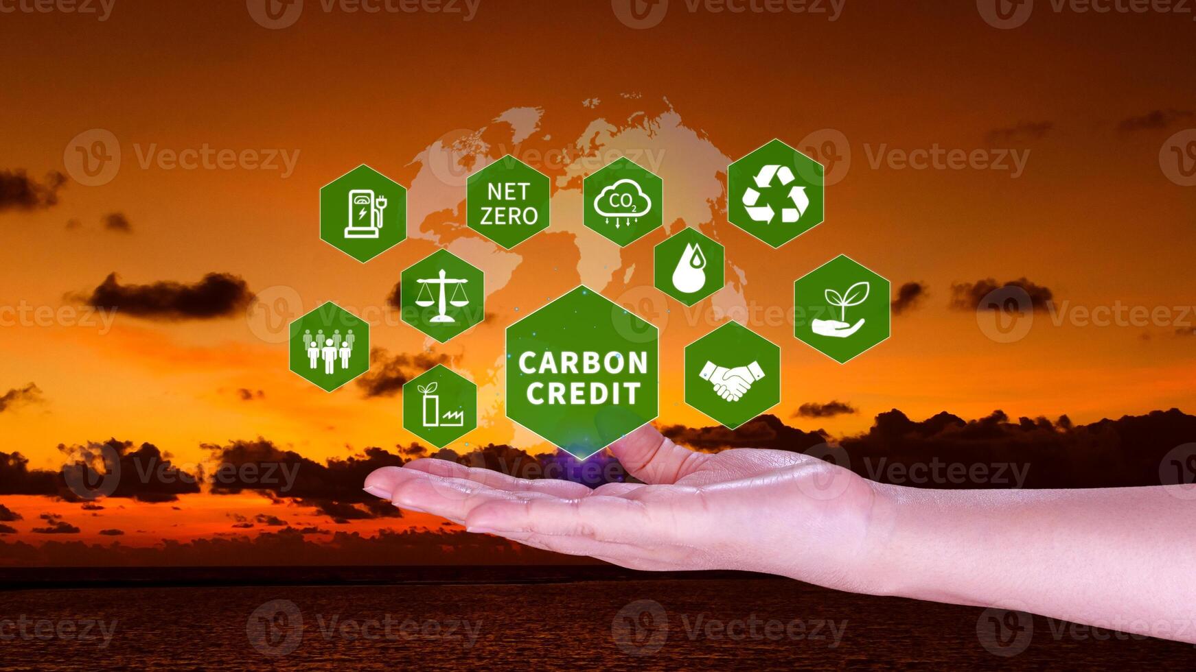 verde energia, carbonio credito mercato concetto, uomo d'affari Tenere carbonio credito icona, netto zero, verde energia icona. carbonio neutro nel industria netto zero emissione eco energia. foto