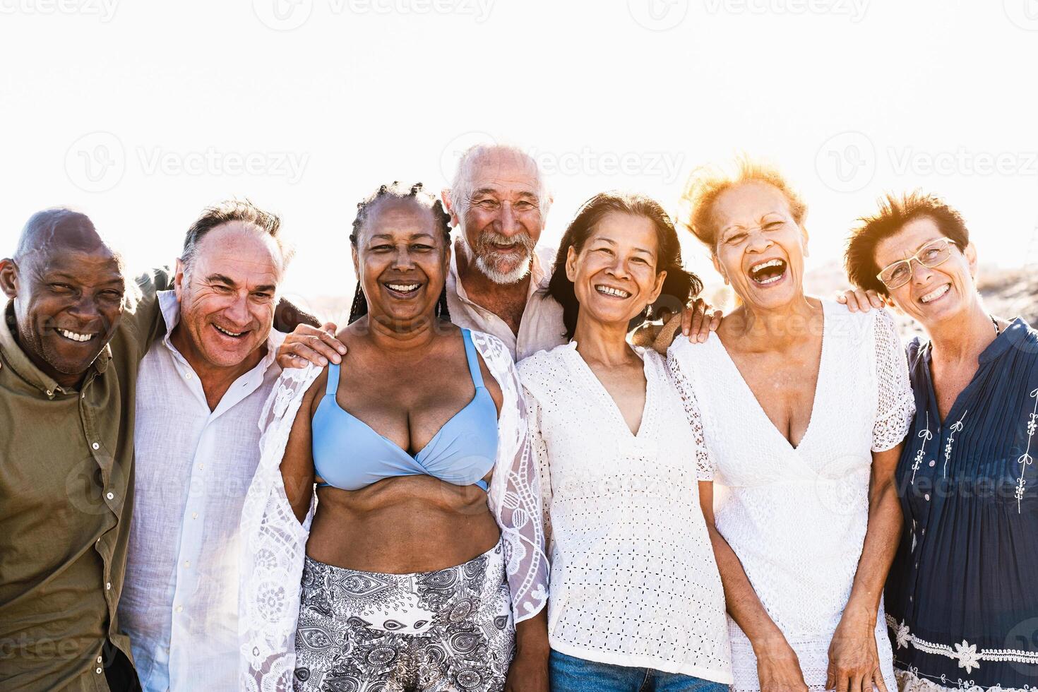 contento multirazziale anziano amici avendo divertimento sorridente in il telecamera su il spiaggia - diverso anziano persone godendo estate vacanze foto