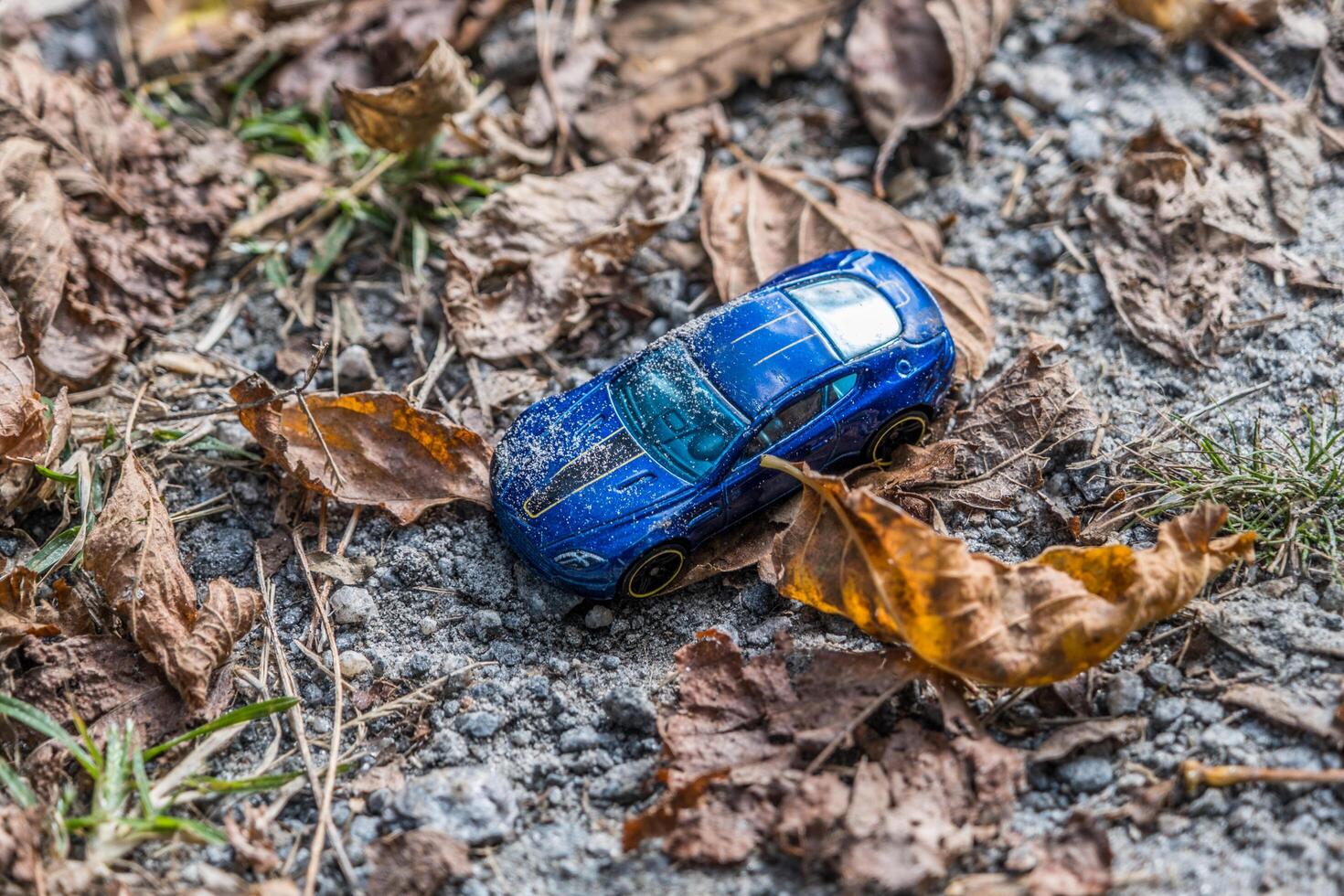 giocattolo auto sinistra su il terra foto