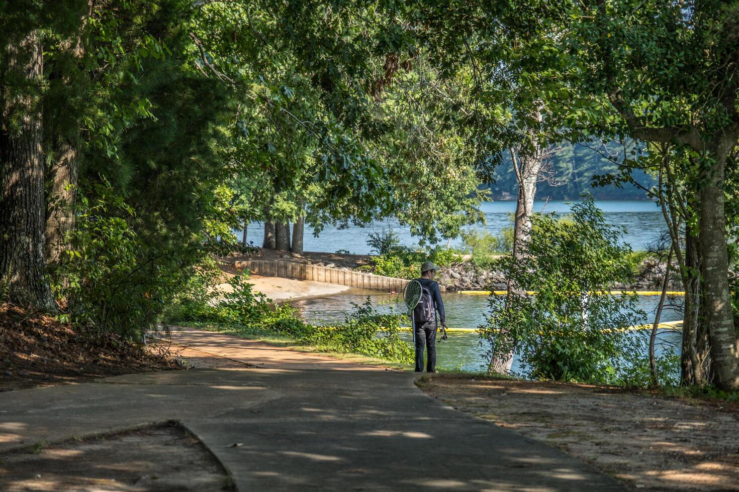 uomo andando pesca a il lago foto