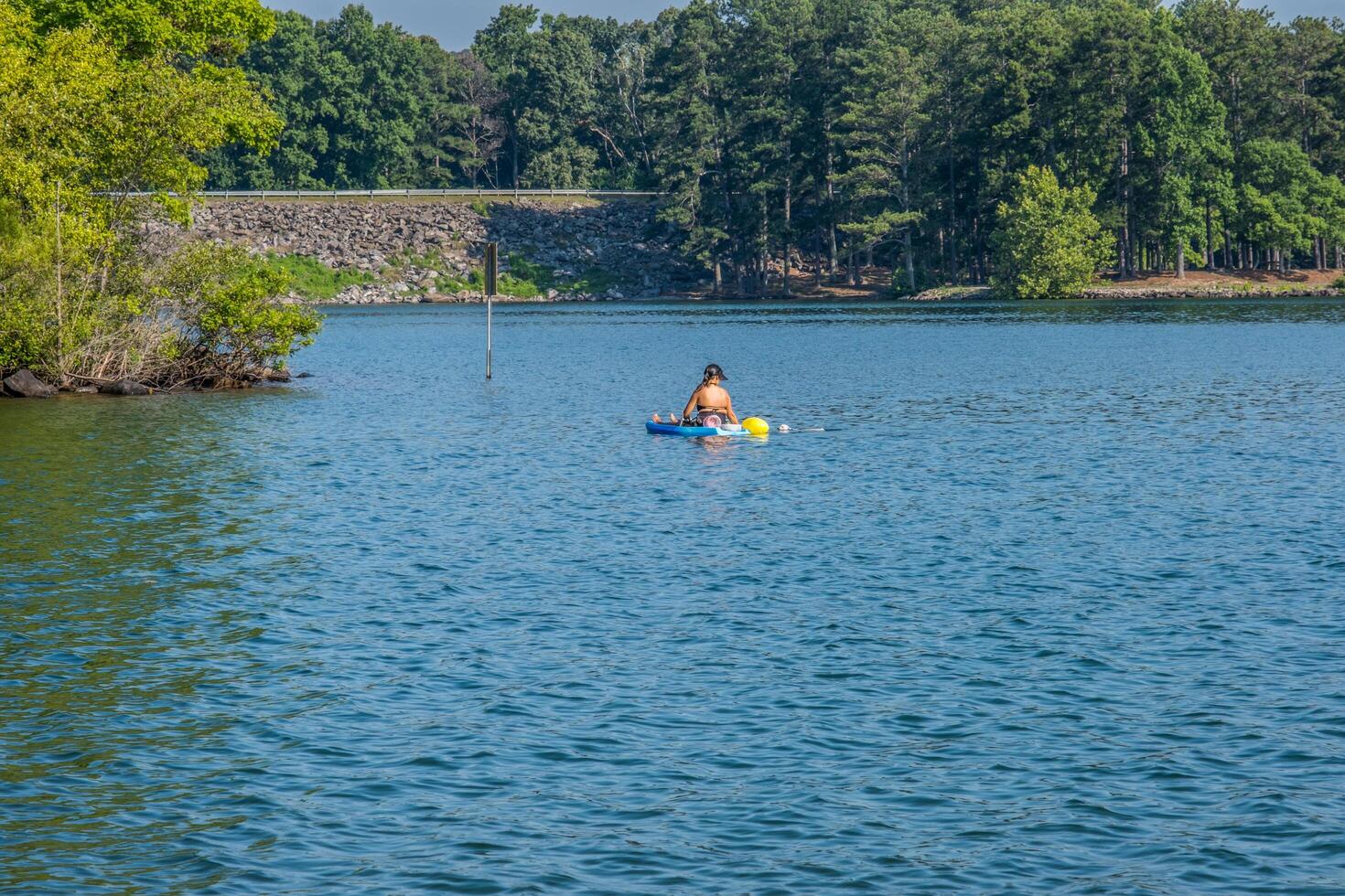 donna kayak con sua cane foto