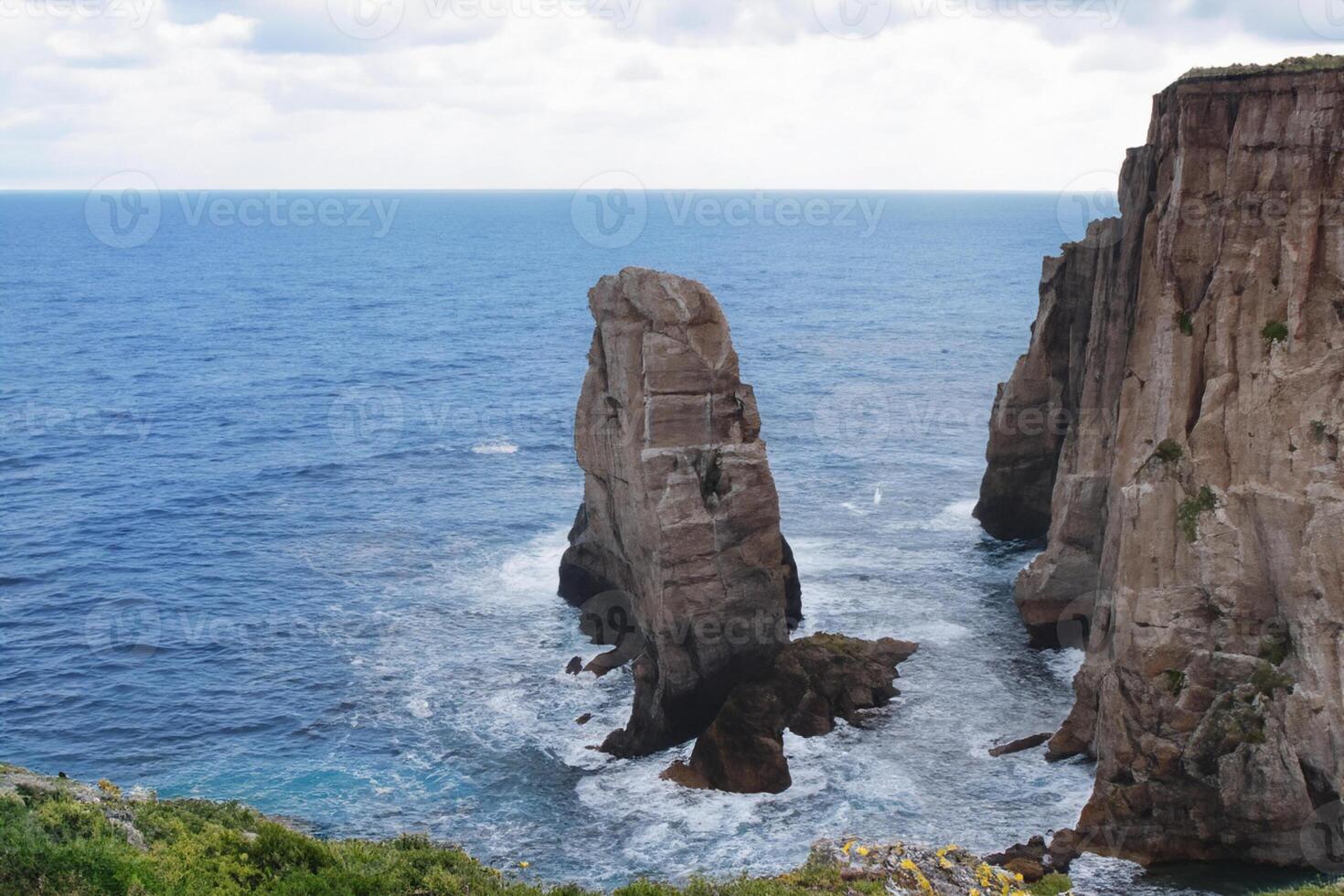 mare maestà mozzafiato costiero scogliere incontrare sbalorditivo blu mare, un' spettacolo di della natura grandezza foto