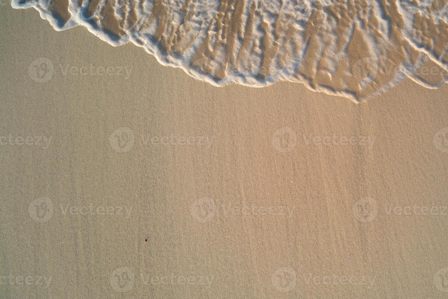 orizzonte porto aereo serenità cattura bellissimo spiaggia sabbia a partire dal sopra, un' tranquillo arazzo di costiero bellezza foto