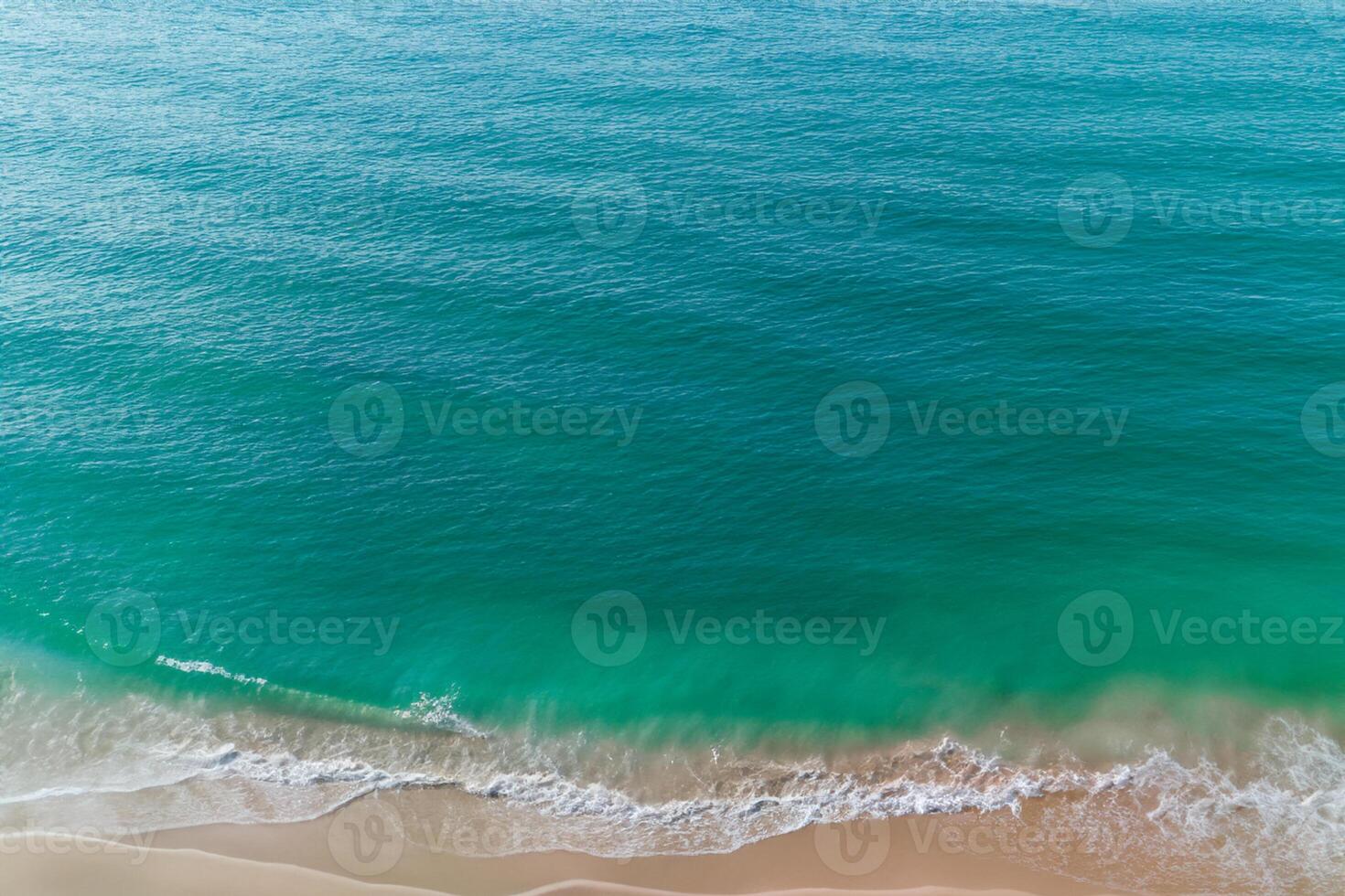 orizzonte porto aereo serenità cattura bellissimo spiaggia sabbia a partire dal sopra, un' tranquillo arazzo di costiero bellezza foto