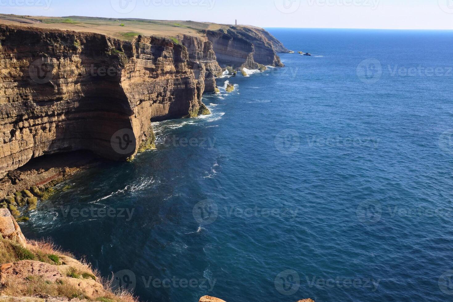 mare maestà mozzafiato costiero scogliere incontrare sbalorditivo blu mare, un' spettacolo di della natura grandezza foto