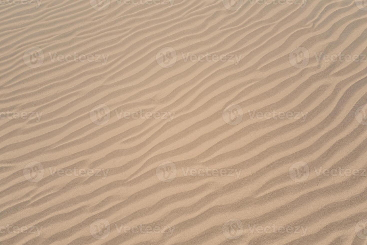 orizzonte porto aereo serenità cattura bellissimo spiaggia sabbia a partire dal sopra, un' tranquillo arazzo di costiero bellezza foto