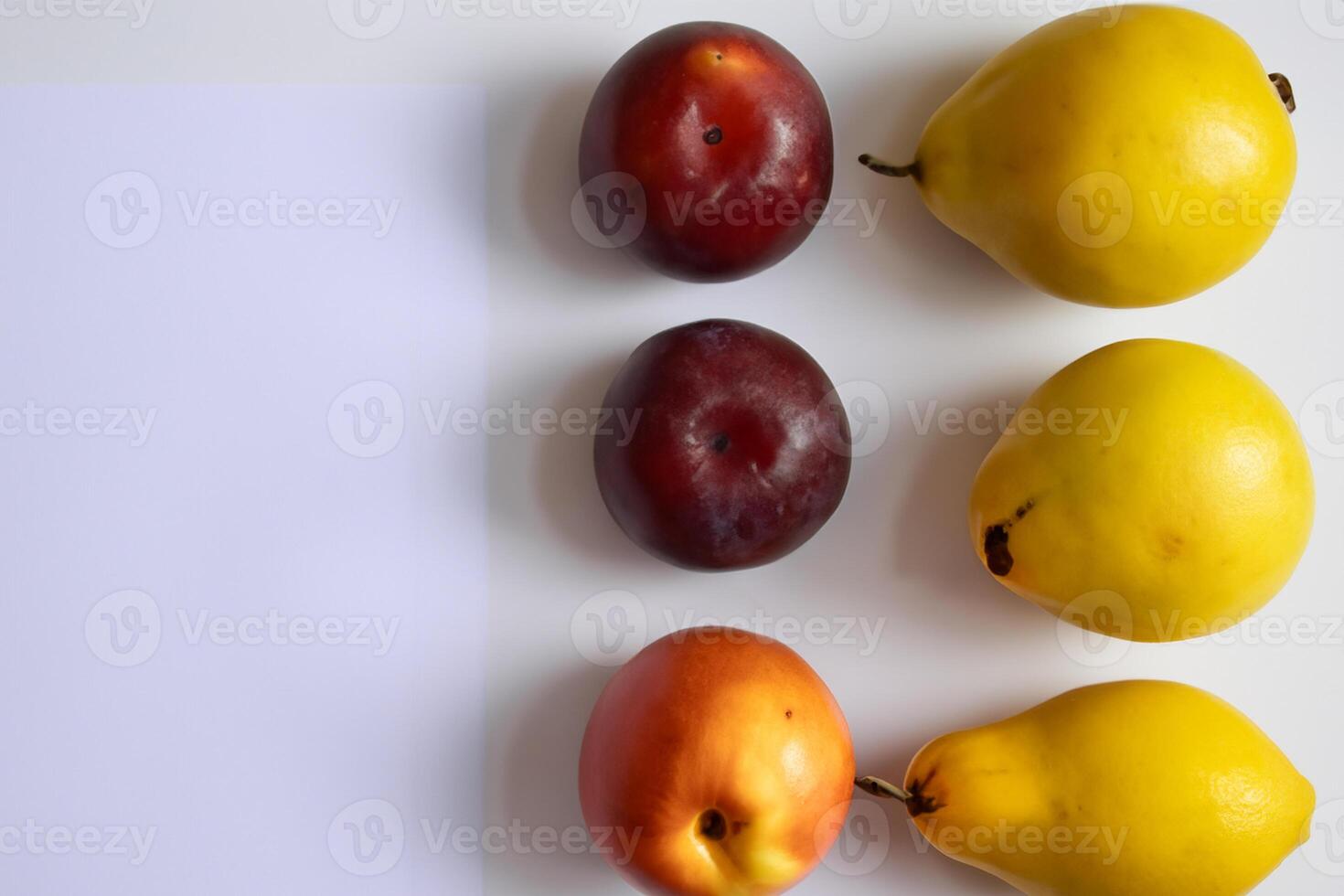 carta e bianca carta modello armonizzato con fresco frutta, lavorazione un' visivo sinfonia di abile design e culinario delizia, dove sano ingredienti merge nel un' festa di vivace immagini foto