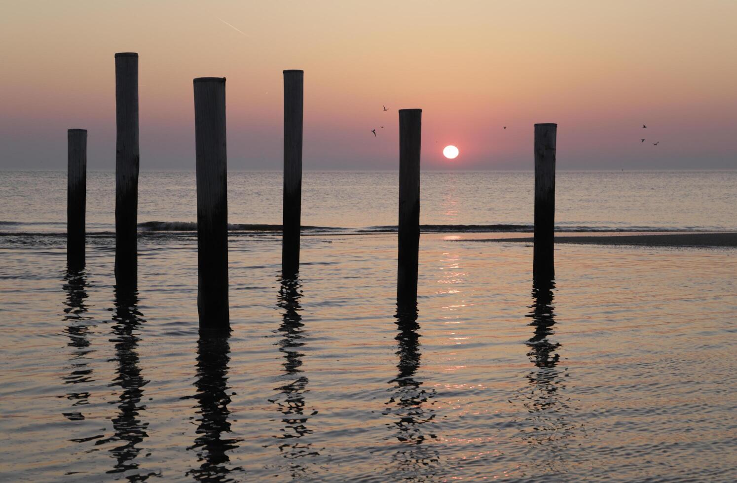 tramonto nel il polo villaggio di pettinato nel il Olanda foto