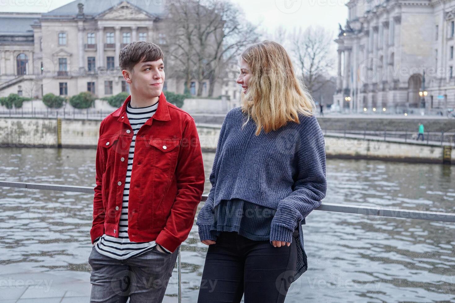 giovane donna e uomo sospeso su di il fiume nel Berlino Germania foto