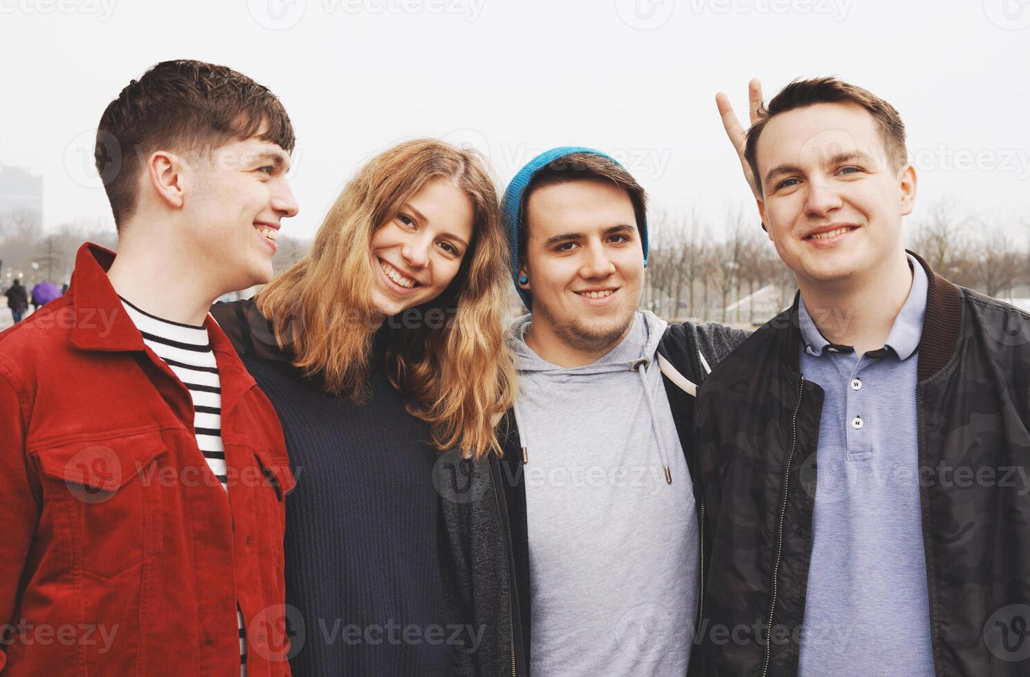 gruppo di giovane amici in posa braccio nel braccio foto