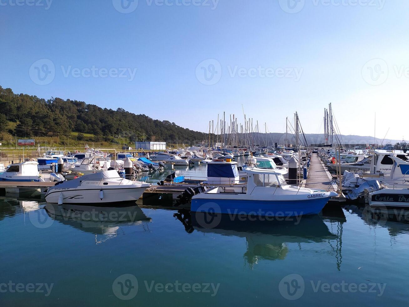 vario Barche siamo legato su a il marina molo, riposo nel il calma acque mentre in attesa loro Il prossimo viaggio foto