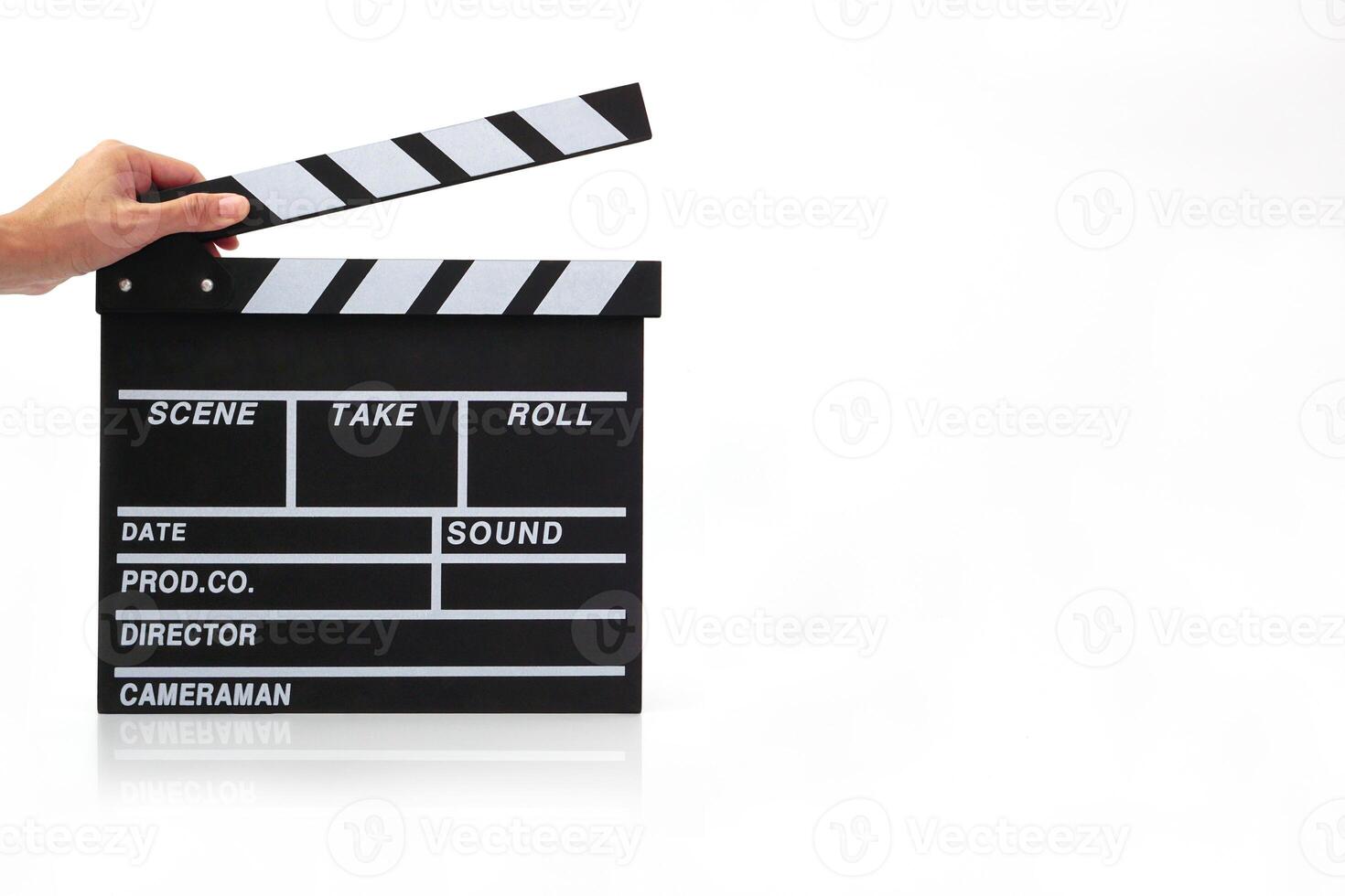 mano Tenere un' ciak o film ardesia nero colore su bianca sfondo. cinema industria, produzione e film concetto. foto