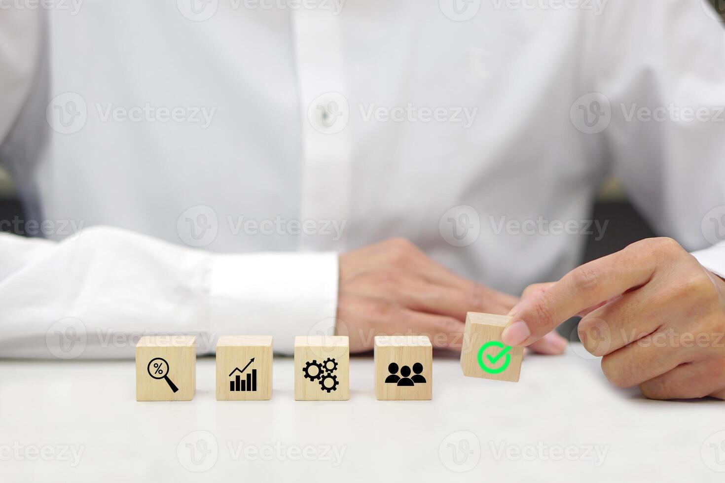 mano Tenere un' di legno bloccare cubo con dai un'occhiata marchio icona simbolo. attività commerciale strategia, dati verifica e bersaglio di attività commerciale. foto