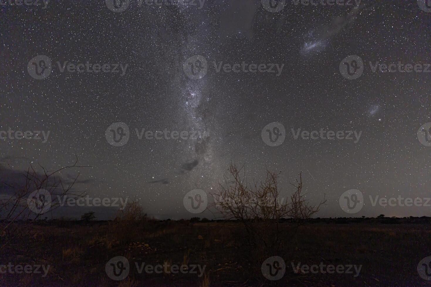 panoramico Immagine di il stellato cielo e il latteo modo fotografato nel il namibiano deserto foto