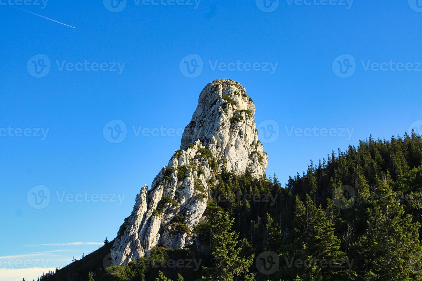 vetta del monte kampenwand in una bella giornata autunnale foto