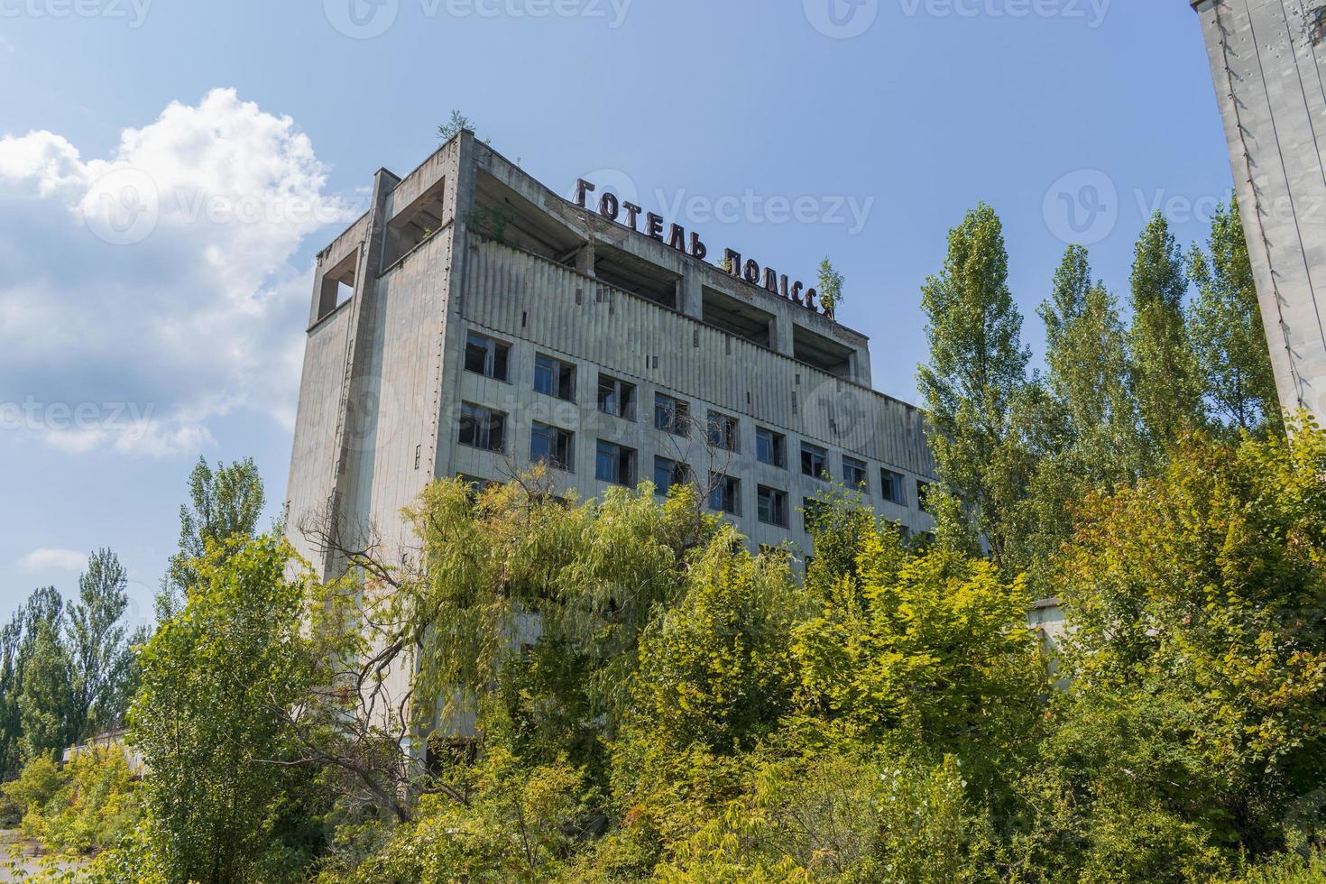 chernobyl, ucraina, 8 agosto 2021. città fantasma nella zona di esclusione di chernobyl. casa abbandonata. hotel energetik e polissya. foto