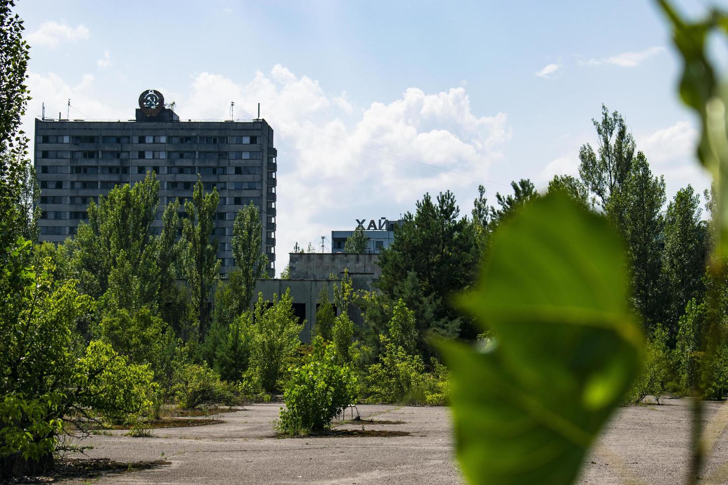 chernobyl, ucraina, 8 agosto 2021. zona di esclusione di chernobyl. vista del centro della città e degli edifici residenziali. foto